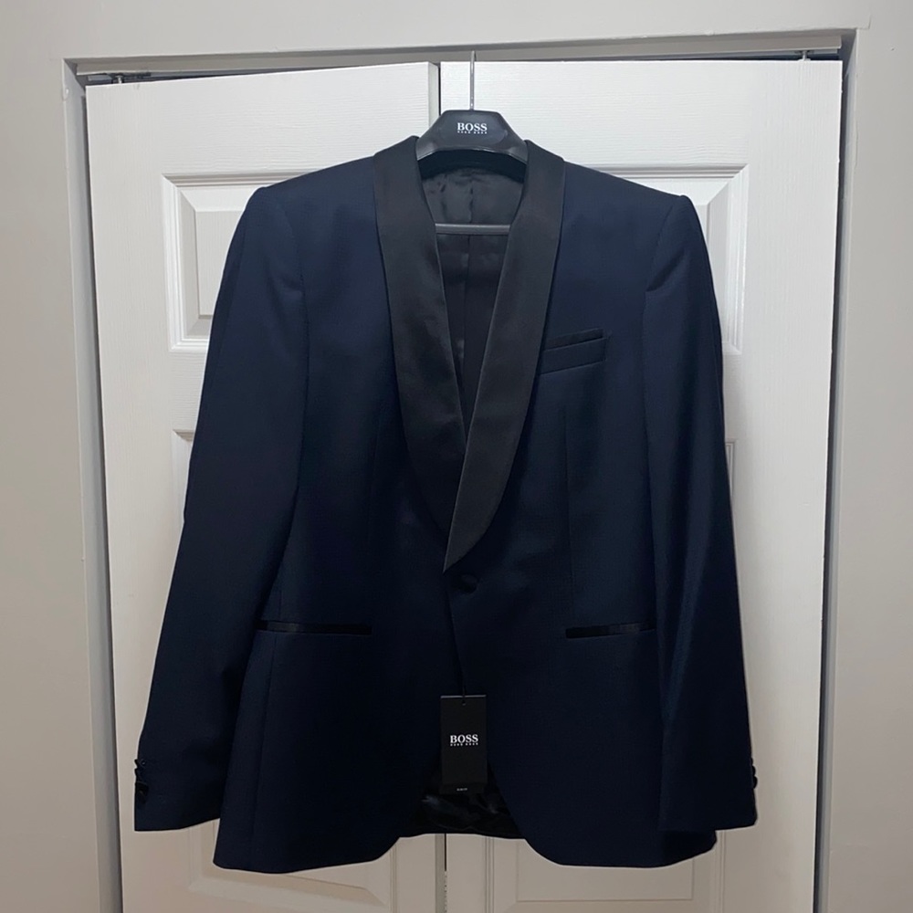 Brand new Boss suit ! Never weared before ! Size 42R Blue and black color!